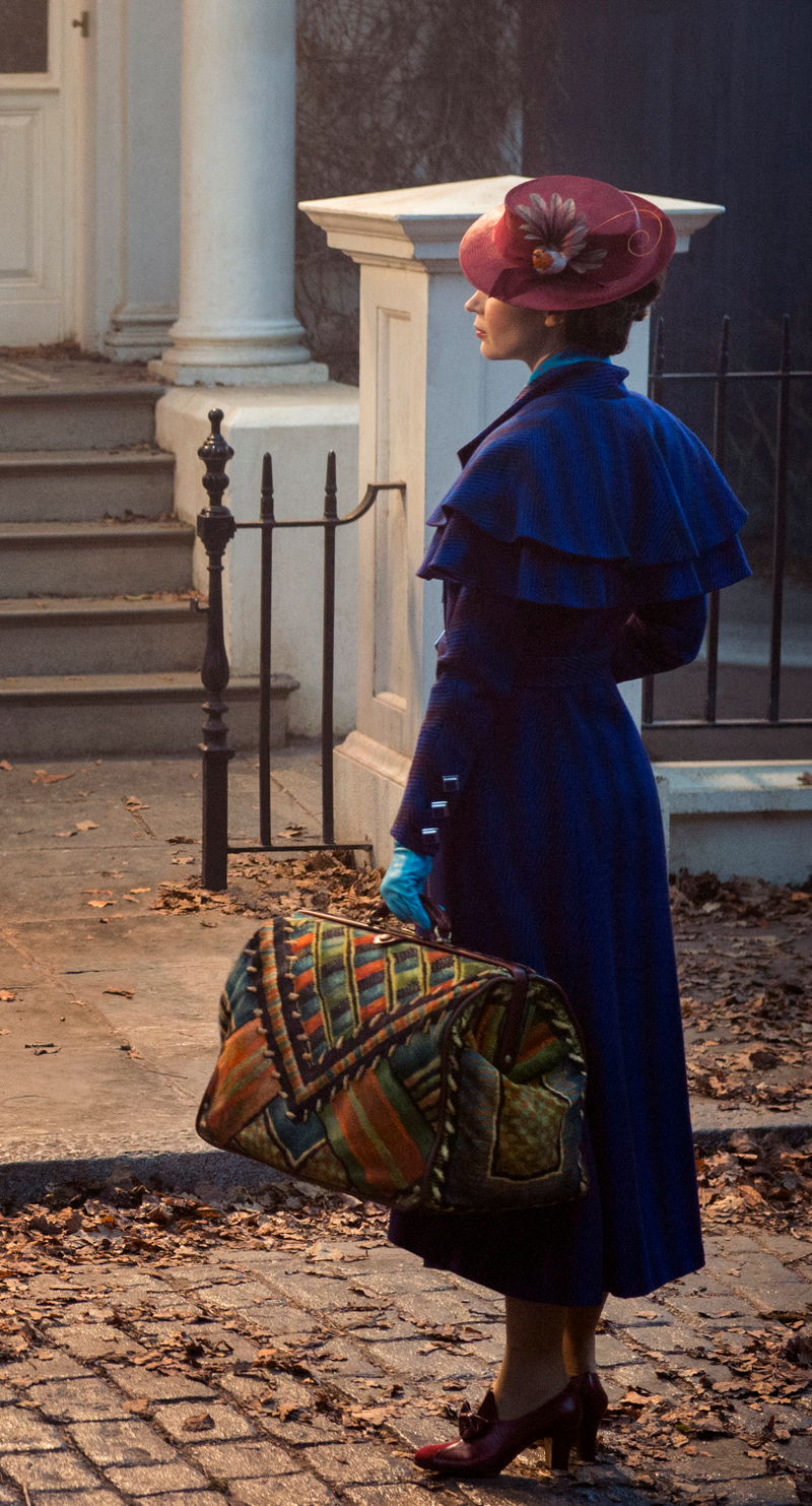 Illustration for article titled How Does Emily Blunt's Mary Poppins Compare to the Original?